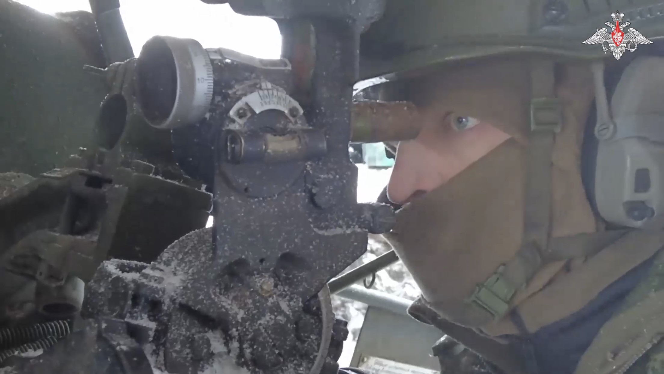 A Russian soldier aims an artillery piece (screen capture via the Russian Ministry of Defense). 