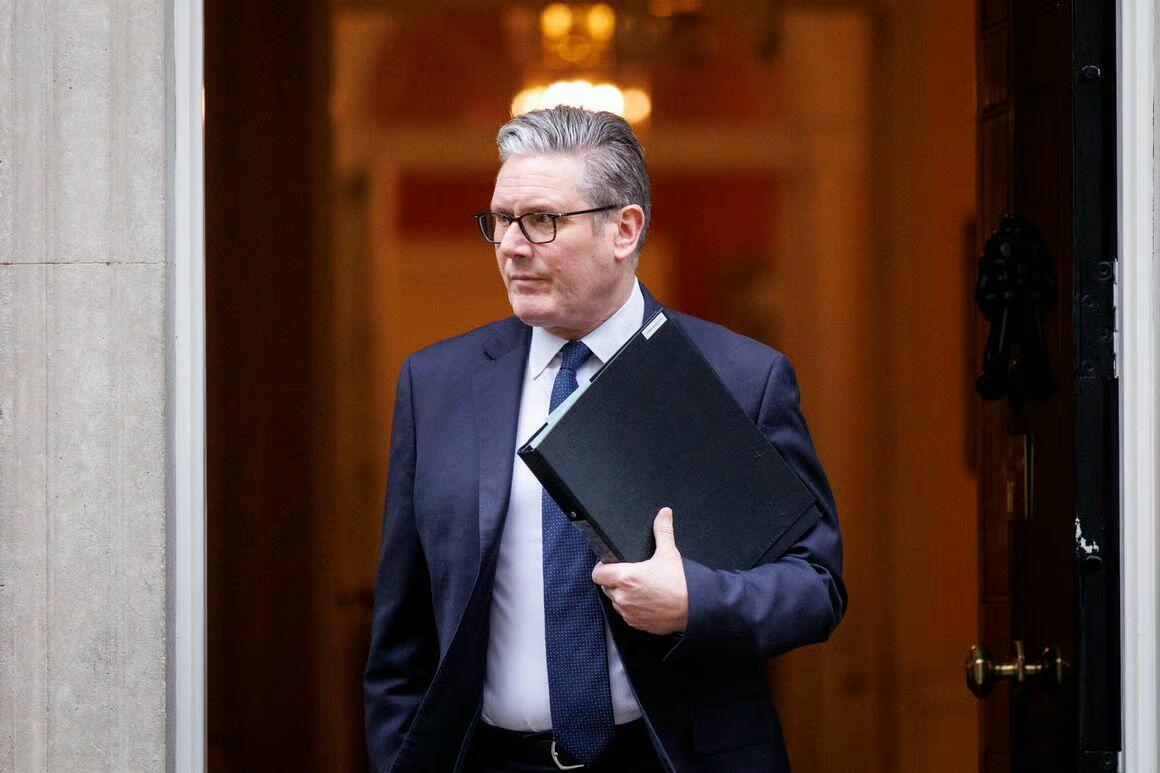 "Starmer stoi pod presją, by zrezygnować z powodu skandalu Mandelson-Epstein, gdy drugi asystent rezygnuje"