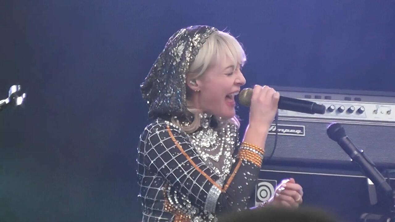 Emily Haines of Metric singling "Satellite Mind"