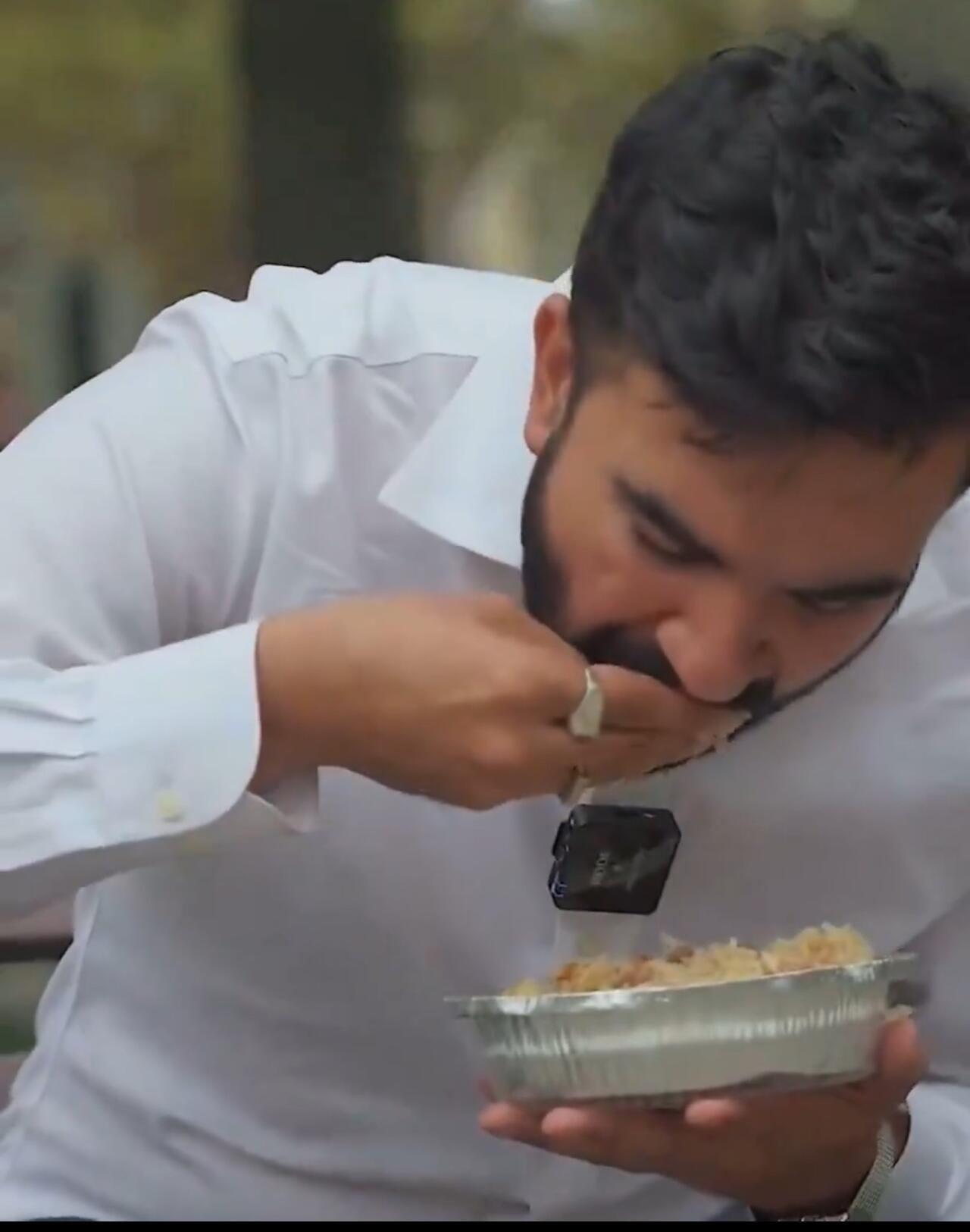 The Democratic Party's nominee for NYC mayor, Zohran Mamdani, eating meat over rice with his hand, like an opossum. 