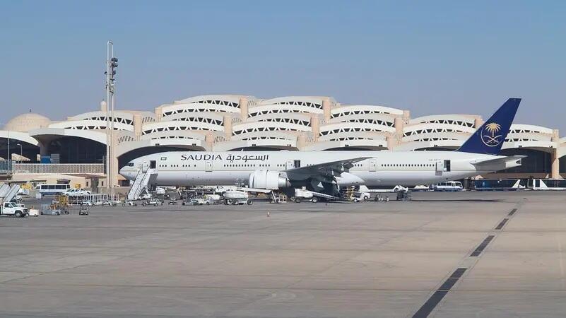 Houthis Escalate Saudi Strikes, Briefly Disrupt Riyadh Air Traffic, Hit Bases Near Border