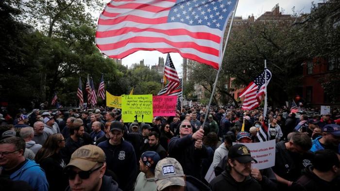 As US Retailers Struggle Against Smash-And-Grab Flash Mobs, Liberals Blame "White Supremacy" - Vimarsana News