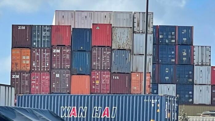 Oakland Truckers Overwhelmed By Looming CARB Rule, Supply Chain Obstacles - Vimarsana News