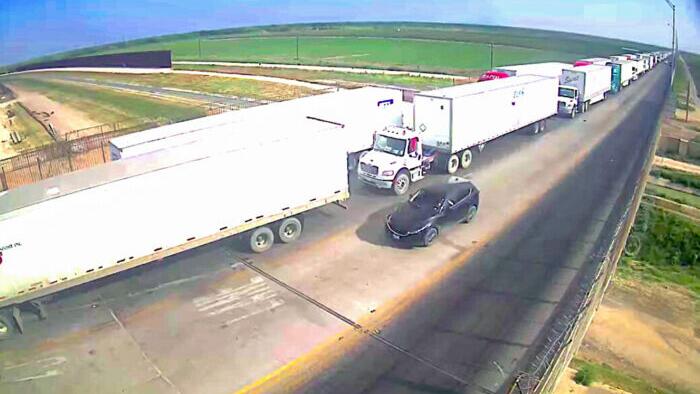 Texas Clogs Ports Of Entry As State Forces Attention On Illegal Immigration - Vimarsana News