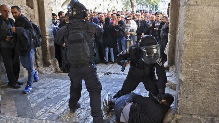 Watch: Chaos As Israeli Police Raid Al-Aqsa Mosque During Ramadan - Vimarsana News