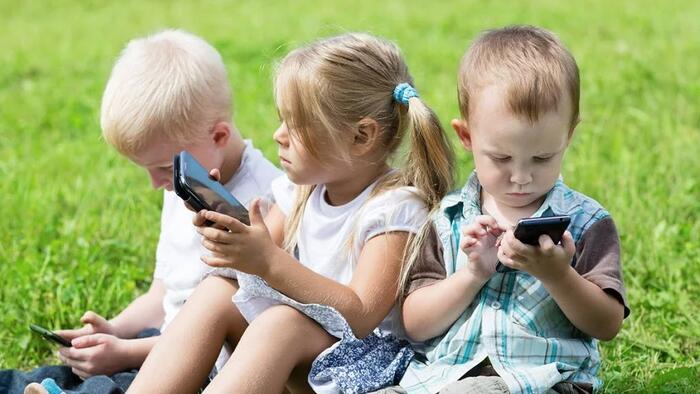 The Smartphone's Role In Dumbing-Down America - Vimarsana News