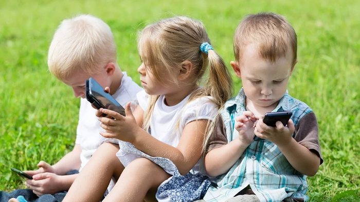 The Smartphone's Role In Dumbing Down America - Vimarsana News