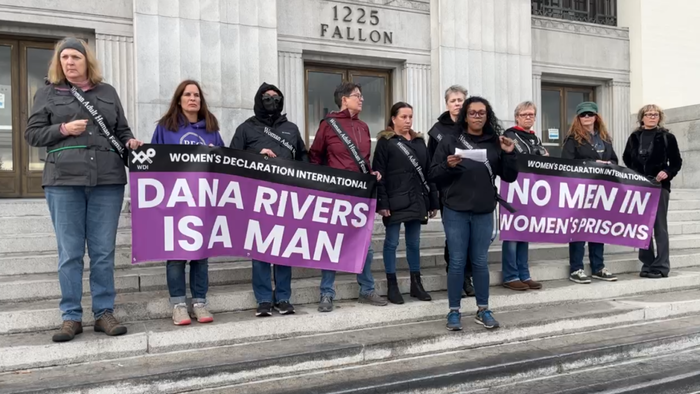 Transgender Activists Attack Feminists Protesting Men In Women's Prisons - Vimarsana News