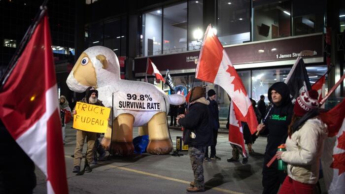 Justin Trudeau Called A Tyrant As He Is Swarmed By Angry Mandate Protesters - Vimarsana News