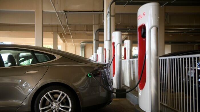 NextImg:Fuel Costs Of Electric Vehicles Overtake Gas-Powered Cars: Study