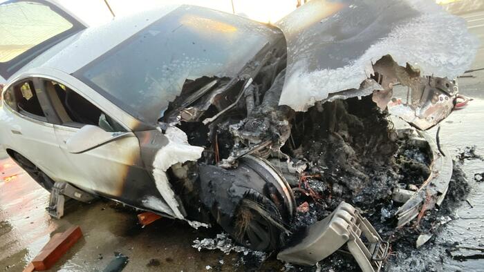 NextImg:Tesla Model S "Spontaneously" Erupts In Flames On California Highway