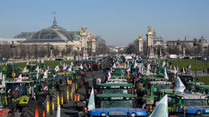 NextImg:Farm Convoy Of Tractors Hit Paris Streets To Protest Pesticide Ban