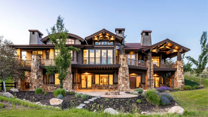 NextImg:Cracks Appear in Luxury Housing Market