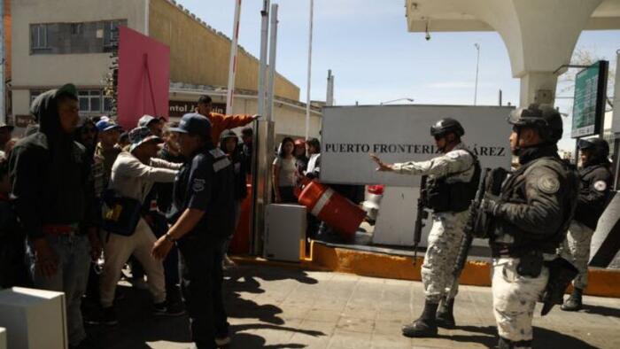 NextImg:Hundreds Of Illegal Immigrants Storm Border At Texan Port Of Entry