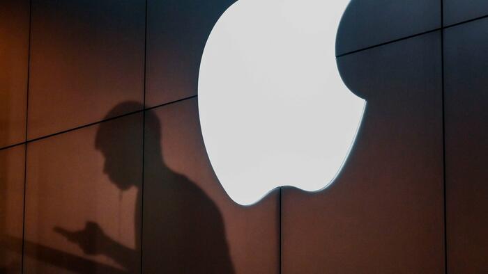 NextImg:Apple Delays Bonuses And Implements Hiring Freeze, Report Says