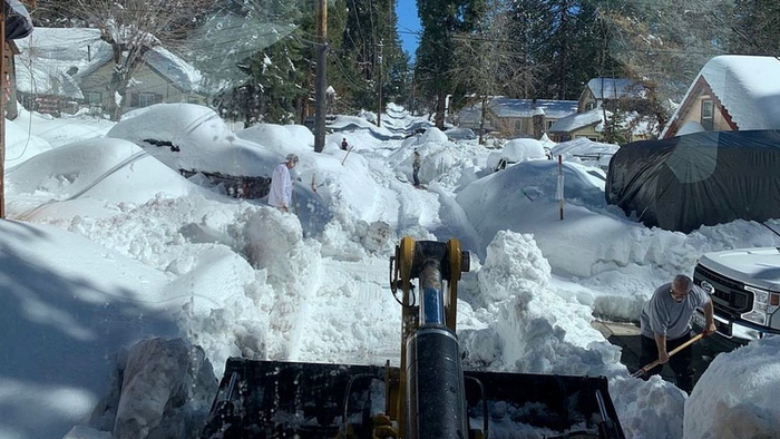 NextImg:"HELP US!!": Southern California Mountain Residents Go Into Survival Mode After Snowpocalypse