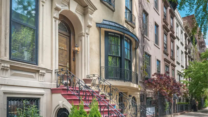 NextImg:Manhattan Real Estate Sales Tumble 38%, While Cash Deals Hit Record