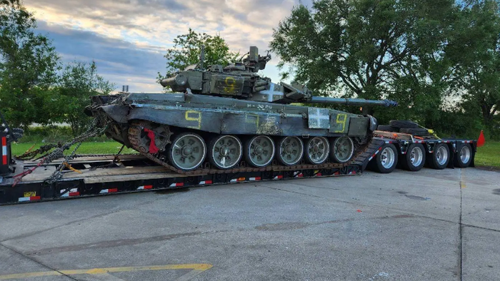 NextImg:Mysterious Russian T-90 Tank Appears At Louisiana Gas Station