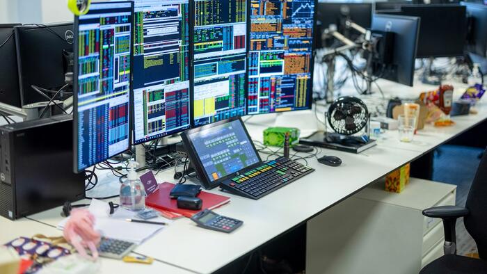 NextImg:Futures Flat Ahead Of Jobless Claims As Treasury Yields Plunge For 7th Day