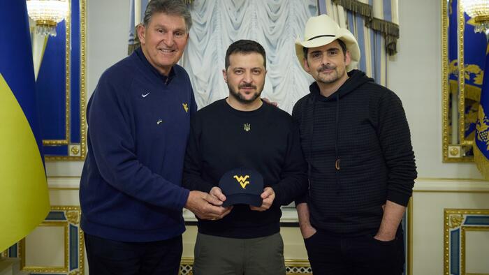 NextImg:Country Singer Brad Paisley Goes To Ukraine With Senators Calling For 'Defeat Of Putin'