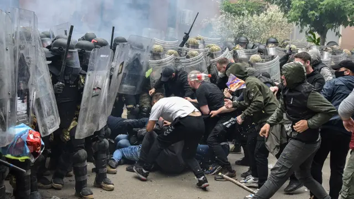 NextImg:Watch: Fierce Serb-Kosovo Clashes Leave Dozens Of NATO Troops Injured