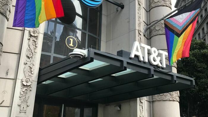 NextImg:San Fran Exodus: AT&T Closing Flagship Store, Citing 'Changing Consumer Habits'