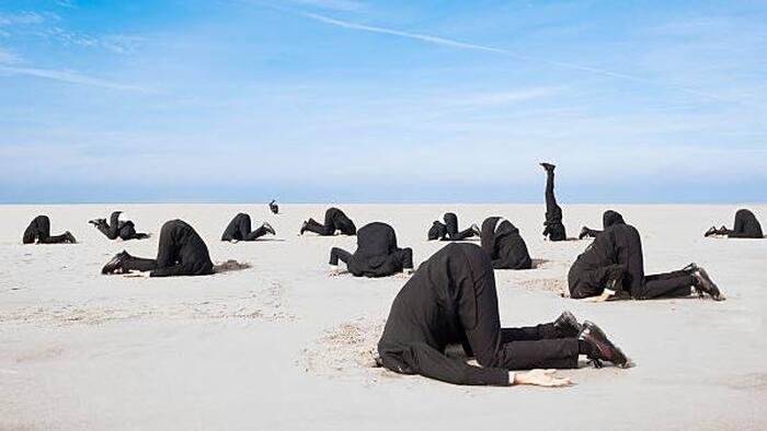 NextImg:Von Greyerz On The Familiar Death-Dance: Investors Are 'Out To Lunch' As Macro Cracks Widen