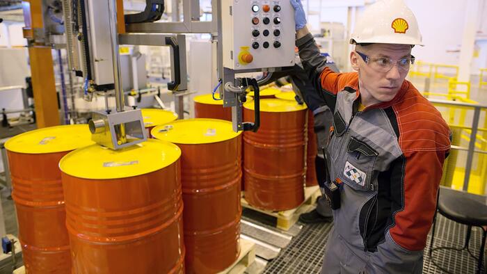 NextImg:IEA Cuts Global Oil Demand Outlook, Blames "Persistent Macro Headwinds"
