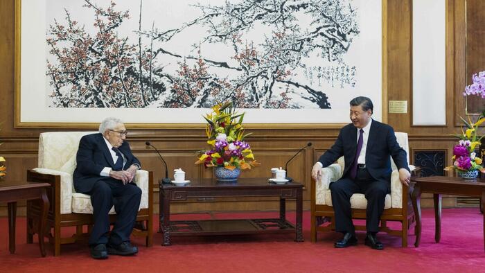 NextImg:Xi Tells Kissinger 'Stability' With US Still Possible, But Relations At 'Crossroads'