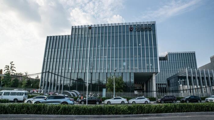 NextImg:Furious Investors Protest Outside China's Insolvent Shadow Banking Giant After It Misses Payments, Warns "Liquidity Has Suddenly Dried Up"
