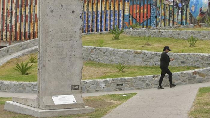 NextImg:Mexican Officials Place Slab Of Berlin Wall Next To Open US Border As "A Lesson"