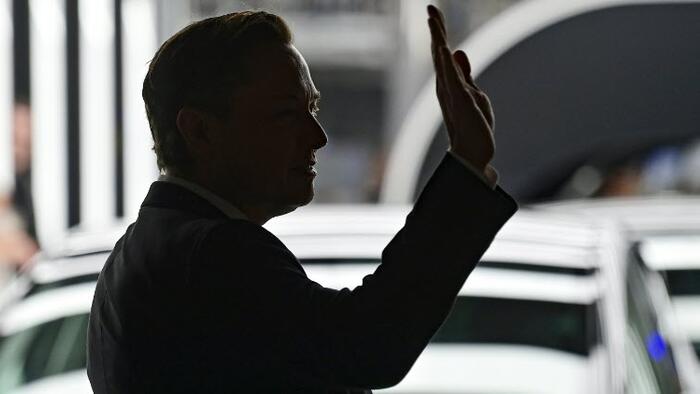 NextImg:Elon Musk Taunts UAW: "Tesla Pays Workers More And We Have Fun"