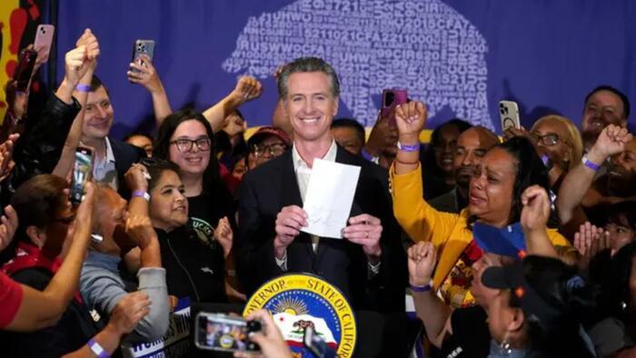 NextImg:California Raises Minimum Wage For Fast-Food Workers