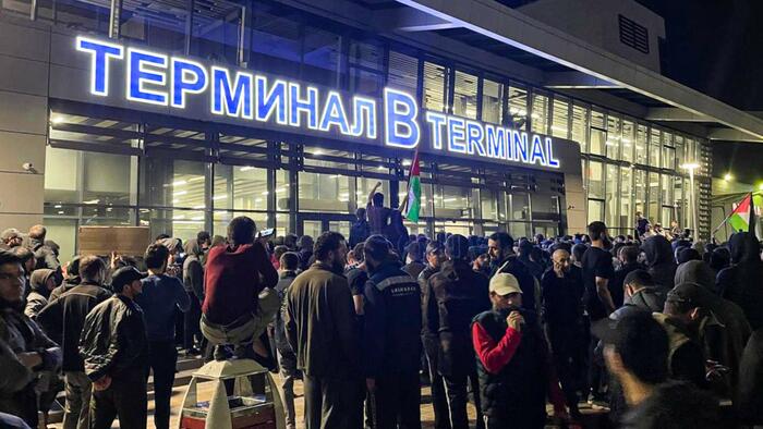 Watch: Muslim Rioters Storm Airport, Surround Rumored Flight From Israel, In Southern Russia - Vimarsana News