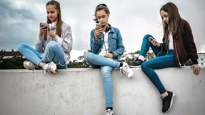 NextImg:US Teens Spend 4.8 Hours Every Day On Social Media
