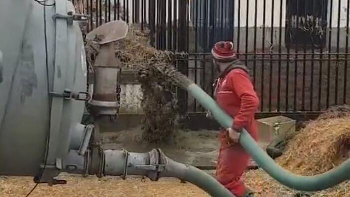 French Farmers Dump Manure On Govt Buildings To Protest Climate Hysteria - Vimarsana News