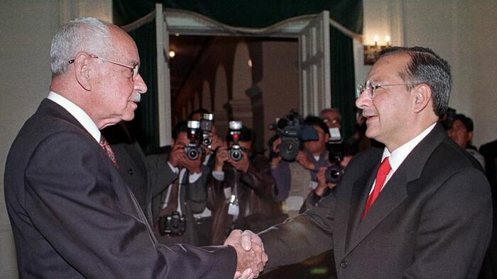 Former US Ambassador Charged With Spying For Cuba For Over 40 Years - Vimarsana News