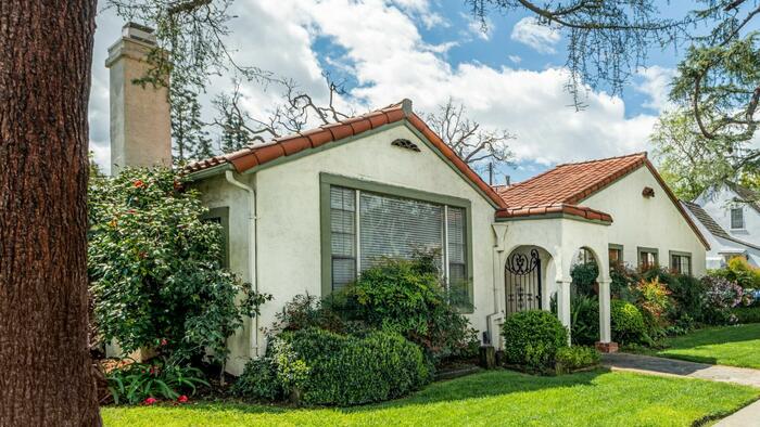 NextImg:State Farm Insurance Drops 72,000 California Properties