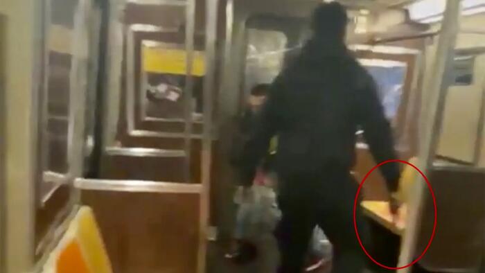 NextImg:NY Subway Rider Who Shot Assailant With His Own Gun Won't Face Charges