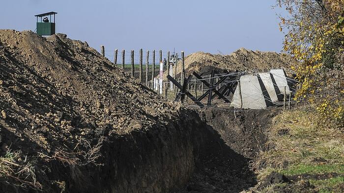 Zelensky Says 'Build The Wall': Ukraine Erecting 2,000km Of Fortifications On Front Lines - Vimarsana News