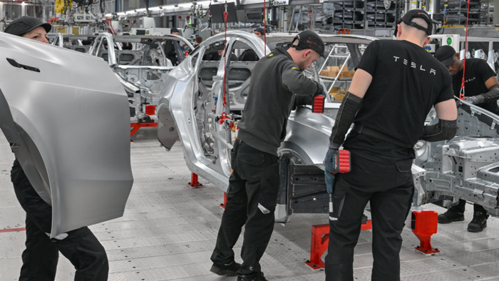 NextImg:Tesla To Slash Global Headcount By More Than 10%, Electrek Reports