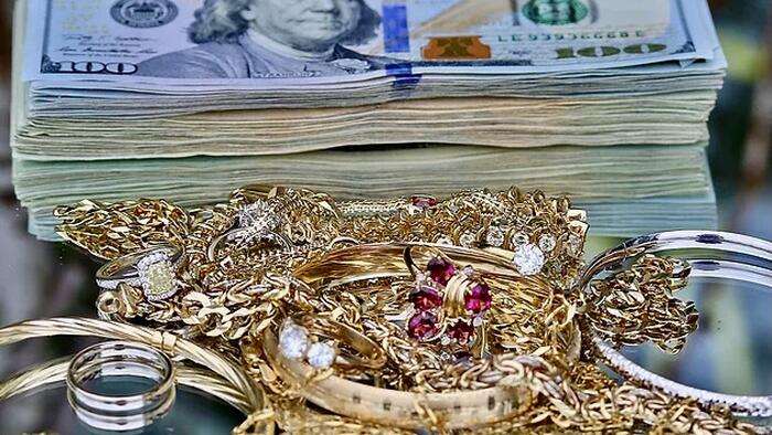 NextImg:Americans Pour Into Pawnshops, Selling Gold Jewelry As Price Surges