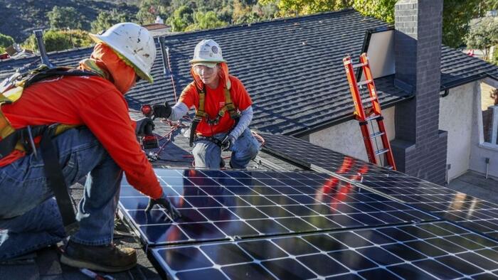 NextImg:Daytime Solar Power Glut In California, Rooftop Sales Plunge 90%