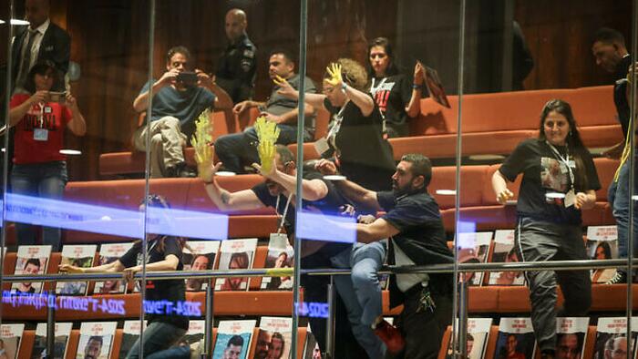 NextImg:Watch: Chaos As Anti-Netanyahu Protesters Storm Israel's Knesset