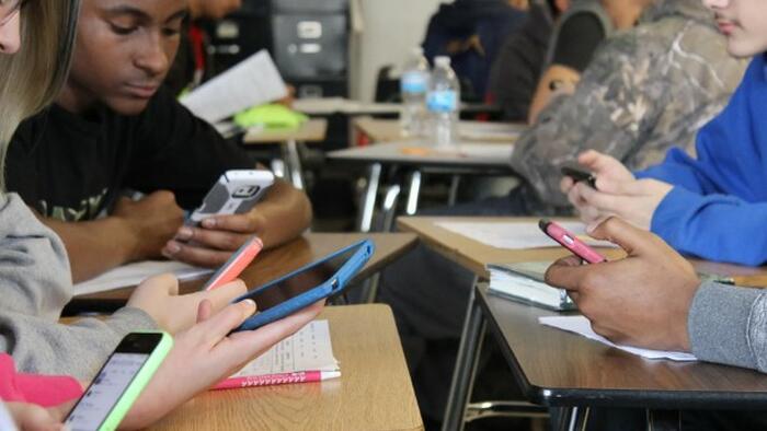 NextImg:Arizona Biology Teacher Quits Due To Students' "Addiction" To Their Cell Phones