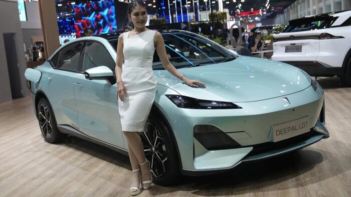 NextImg:China Dangles A Car-Rot