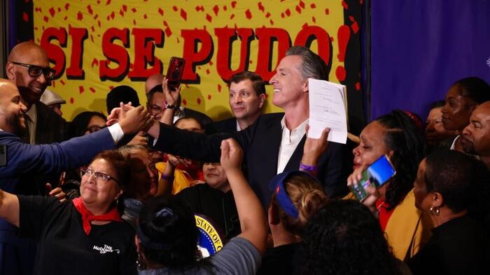 NextImg:Minimum-Wage Increase Takes Toll On California's Fast-Food Restaurants, Survey Finds