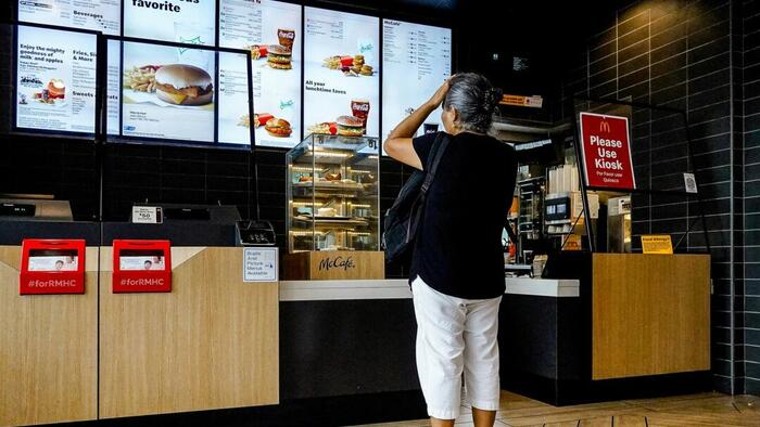 NextImg:Fast-Food Restaurants Fight To Keep Customers As Food And Wage Costs Spike