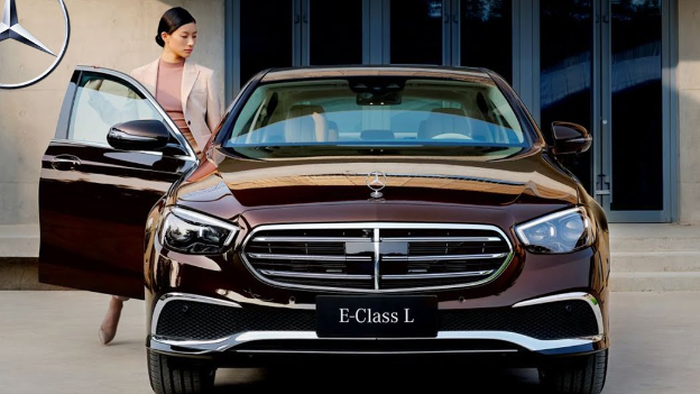 NextImg:Mercedes-Benz Slides After China Slowdown "Becomes A Nightmare" Amid Profit Warning