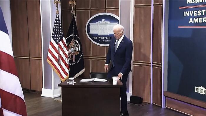NextImg:Biden Sits At Tiny Fake White House Desk